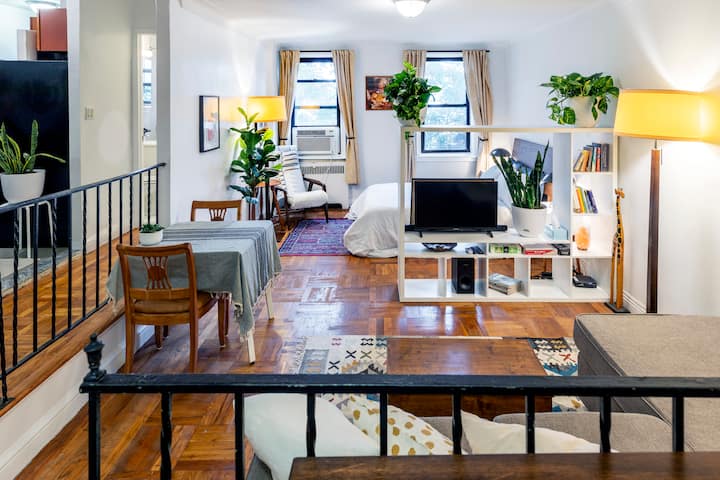 נוף מהמשרד/אזור הכניסה. הדירה היא סטודיו, אבל היא מרווחת ומחולקת ל"חדרים" שונים. 