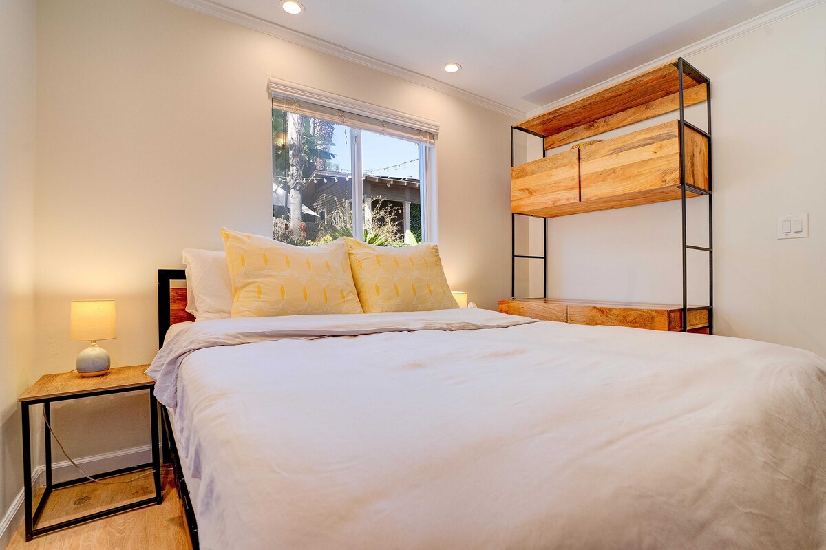 Spálňa s manželskou posteľou a vlastnou kúpeľňou