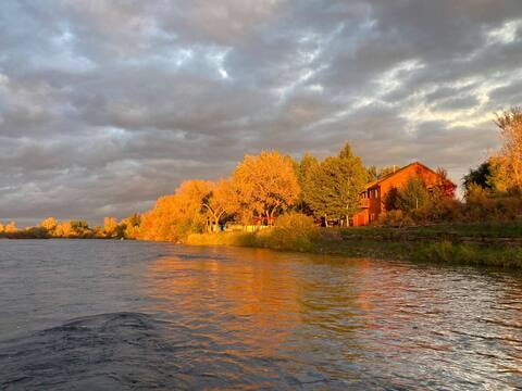 Riverfront house for perfect fishing and relax