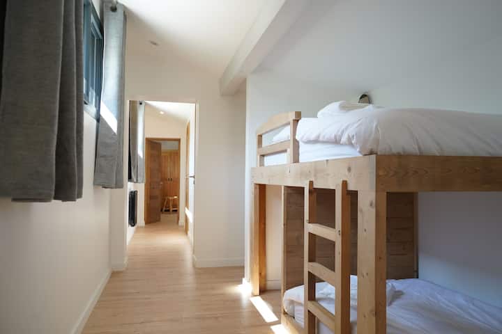 L'Etincelle Mountain Lodge - Gîte Côté Lac - Chumba cha kulala 05 / Nafasi na vitanda vya bunk katika usanidi mzuri na mtazamo wa ukanda wa WC, bafuni na chumba cha kulala 04