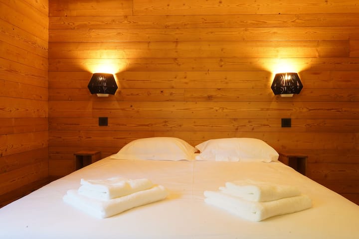 L'Etincelle Mountain Lodge - Gîte Côté Lac - Chumba cha kulala 01