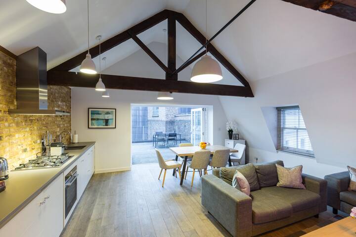 Contemporary Penthouse with Terrace in Fitzrovia gallery image 2