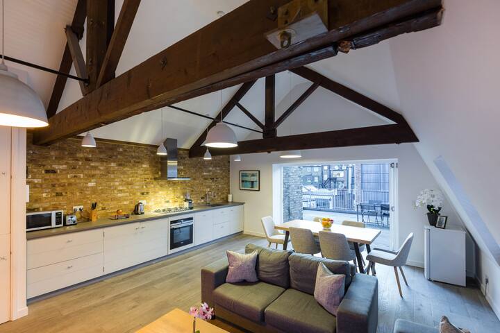 Contemporary Penthouse with Terrace in Fitzrovia