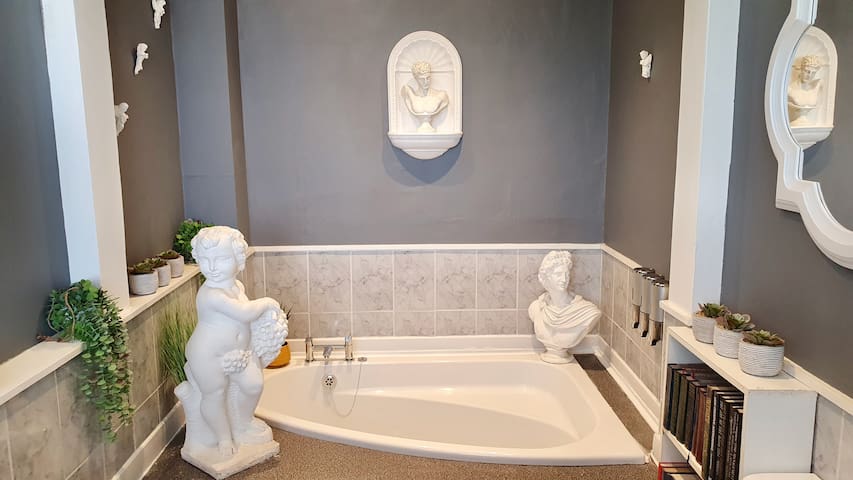 (6.7) Sleeps 20+2 Penthouse +1 Central – Parking gallery image 5
