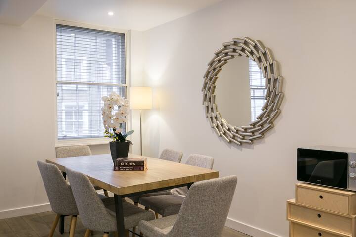 Fitzrovia Superior 2 Bed Retreat gallery image 4