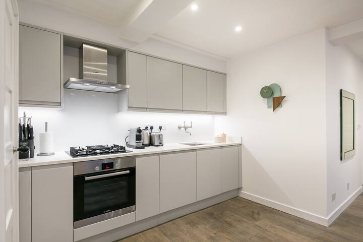 Fitzrovia Superior 2 Bed Retreat gallery image 3