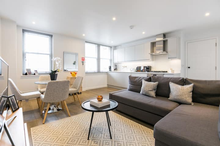 Просторен простор за живеење со отворен план со висок таван и многу природна светлина.