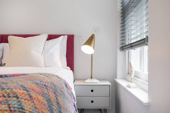 Пространа спална соба со современа естетика и гардероба.