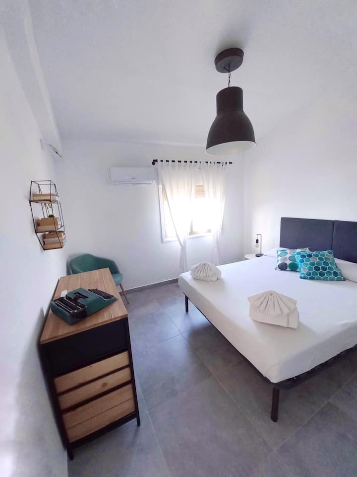 ห้องนอนขนาดใหญ่พร้อมเครื่องปรับอากาศและวิวทะเล 