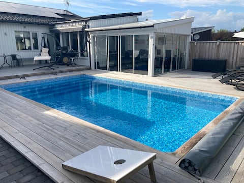 Cheerful townhouse with a pool