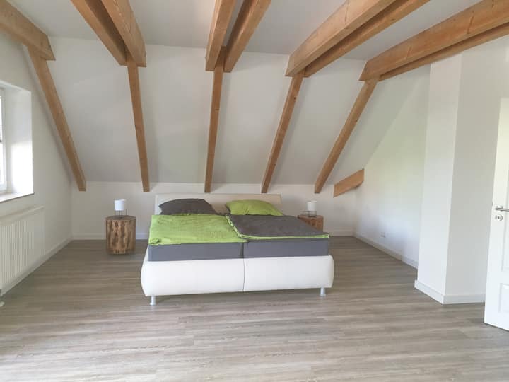 Dhomë gjumi e madhe në katin e mësipërm 