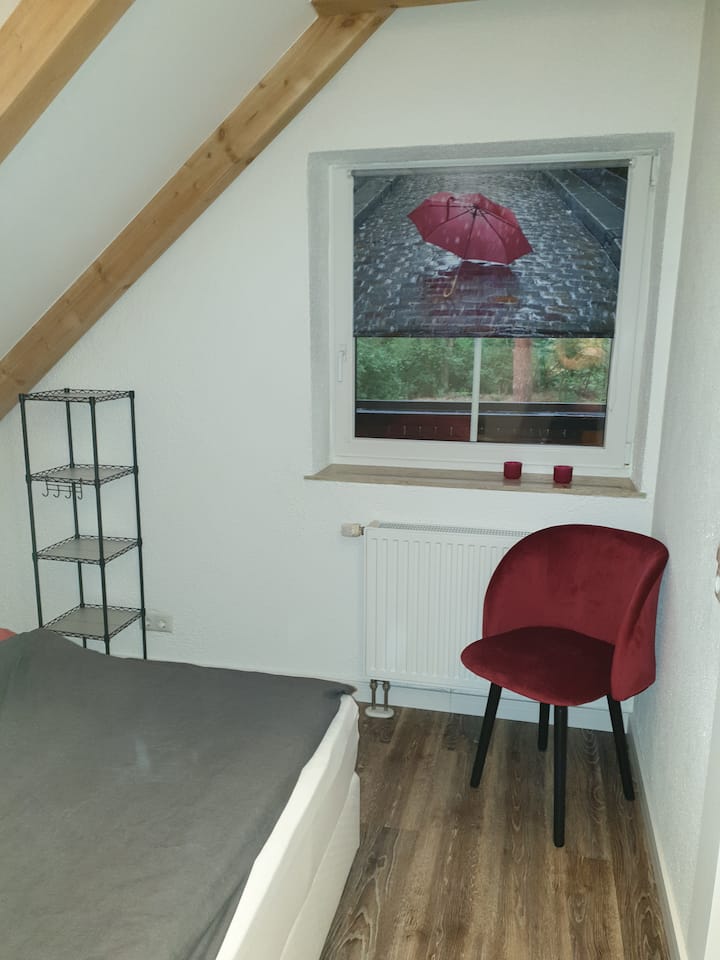 Dhomë e vogël gjumi në katin e mësipërm 