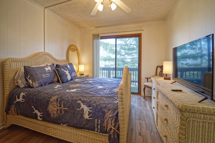 спална соба со брачен кревет (широк 150-179 см)