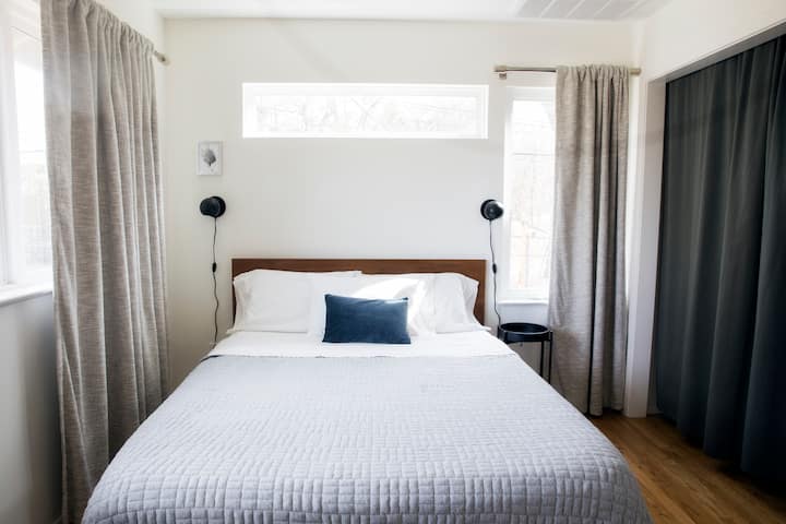 Novi madrac velike veličine Nectar i teške zavjese za zamračivanje jamče vaše slatke snove.