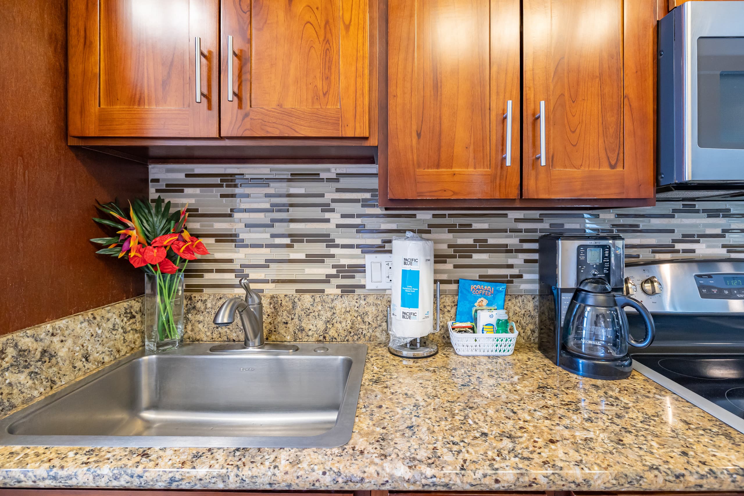 Condo in Honolulu · ★4.71 · 1 bedroom · 2 beds · 1 private bath - Image 12