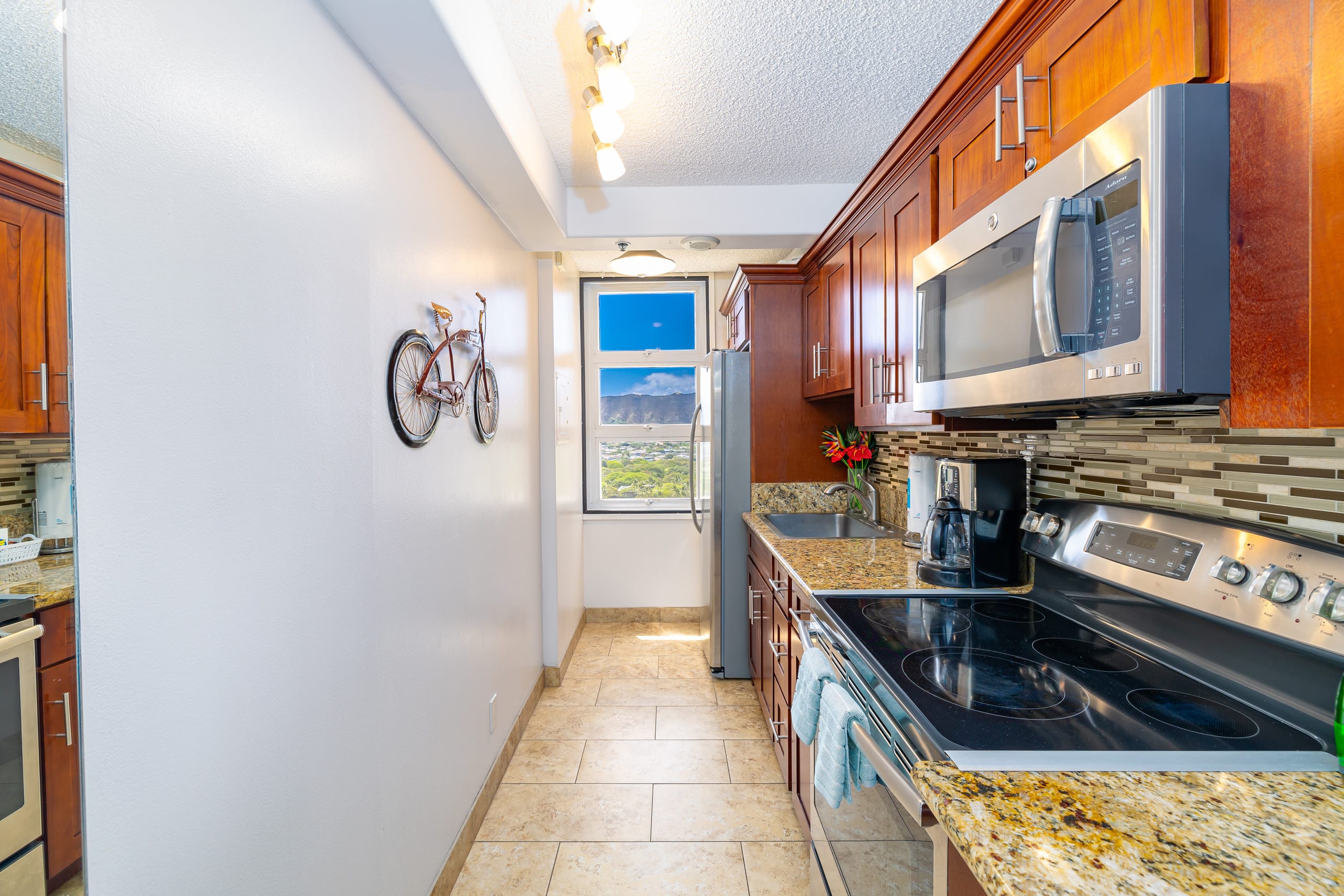 Condo in Honolulu · ★4.71 · 1 bedroom · 2 beds · 1 private bath - Image 11