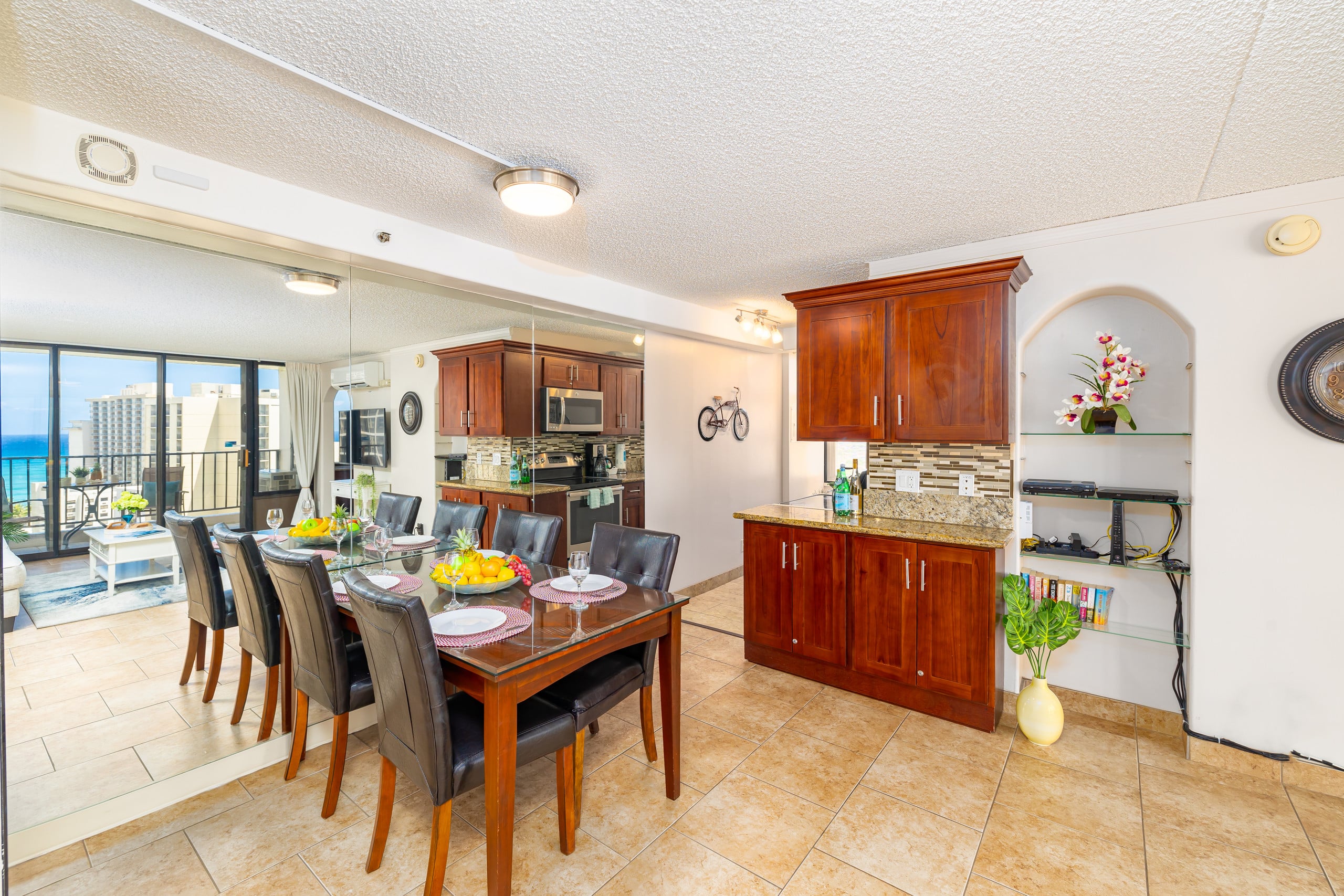 Condo in Honolulu · ★4.71 · 1 bedroom · 2 beds · 1 private bath - Image 14