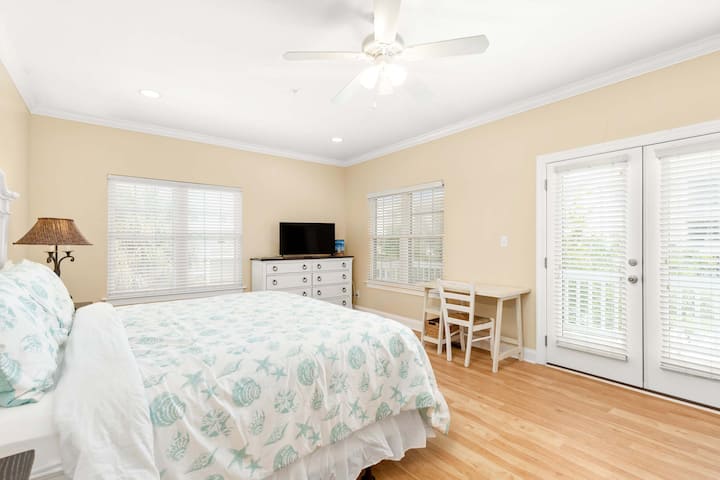 חדר שינה מס '1 עם מיטת קינג סייז, אמבטיה צמודה, מרפסת מקורה פרטית עם נוף לאוקיינוס