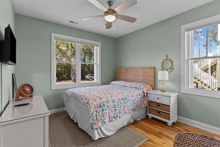 Bedroom Two (Queen Bed)