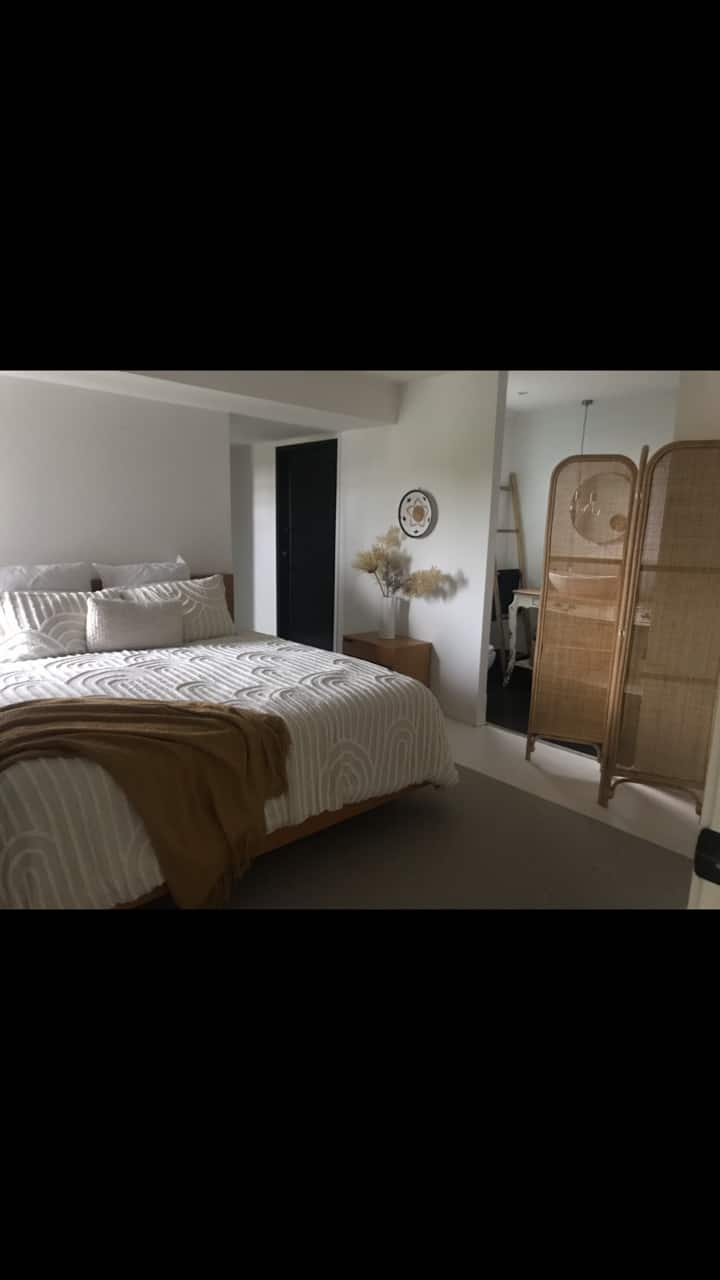 Chumba cha kulala cha bwana na ensuite na kutembea katika WARDROBE. 