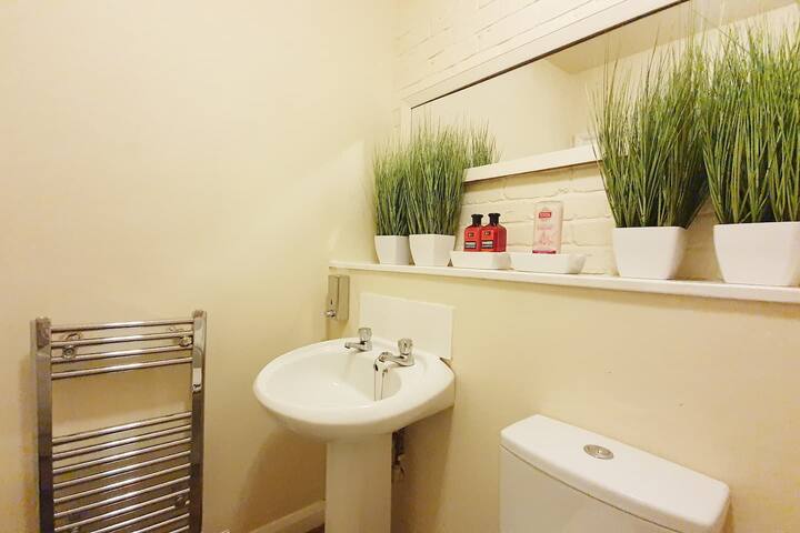 (5) Spacious: Sleeps 9. Parking – City Centre gallery image 4