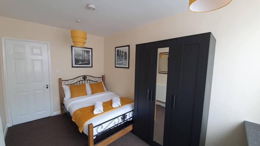 (5) Spacious: Sleeps 9. Parking – City Centre gallery image 3
