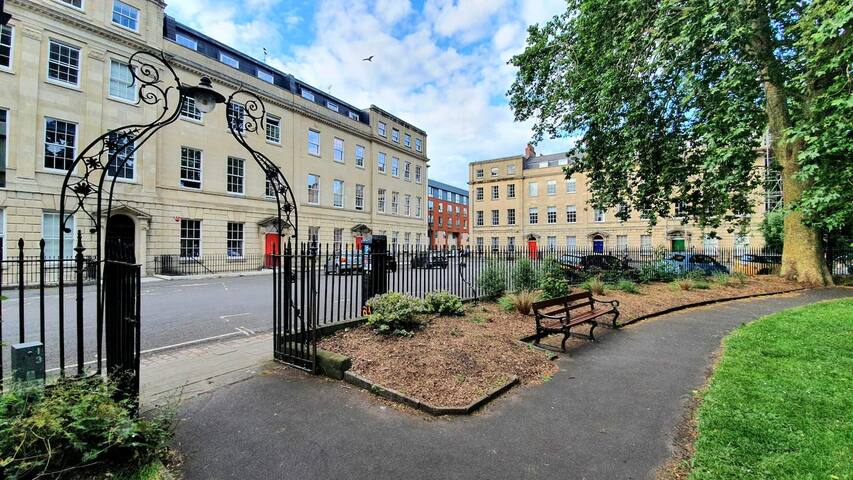 (5) Spacious: Sleeps 9. Parking – City Centre gallery image 5