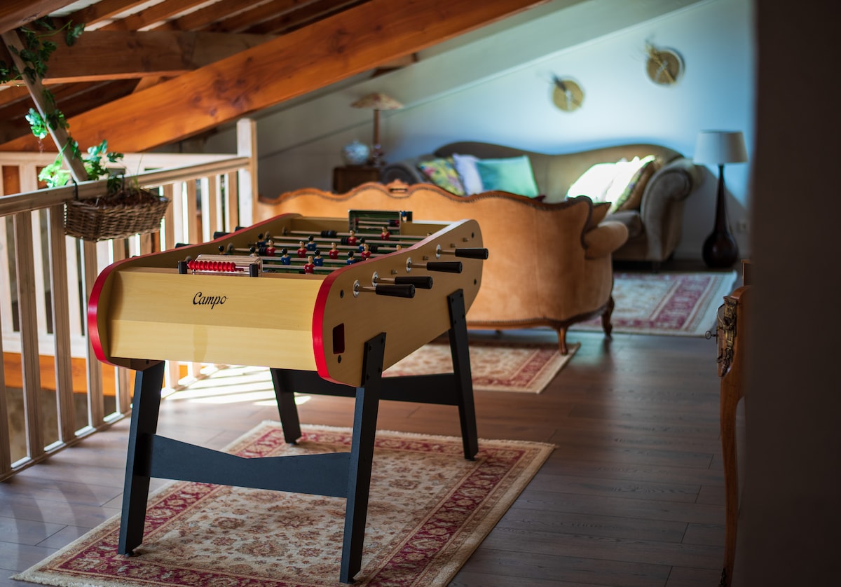 טרקלין לוח עם משחקי לוח וכדורגל שולחן 