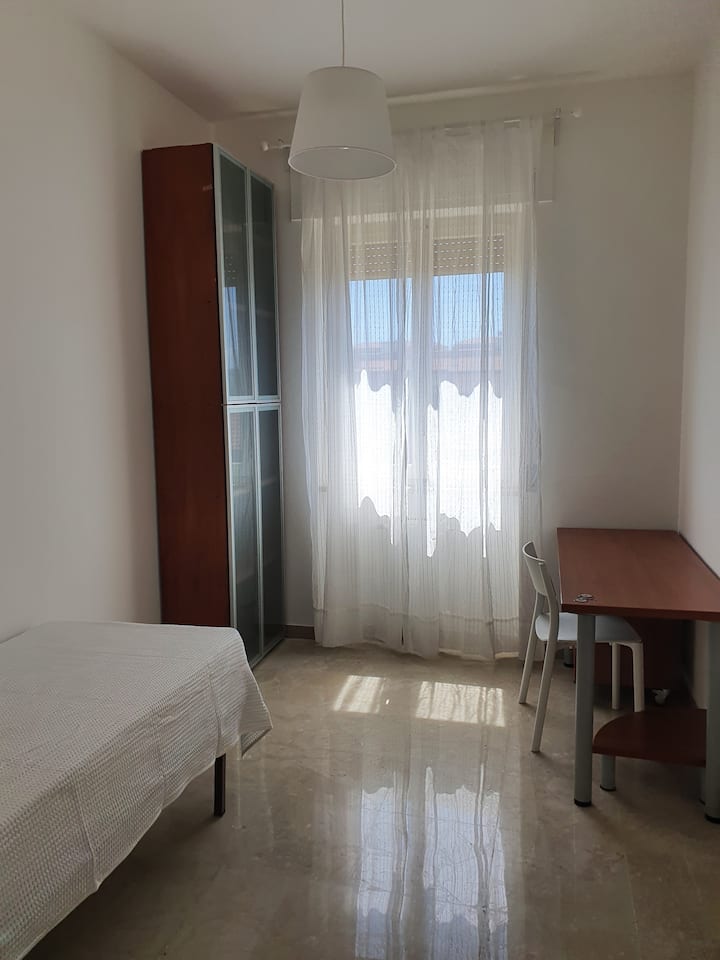 Спалня с единично легло, бюро и рафт за книги