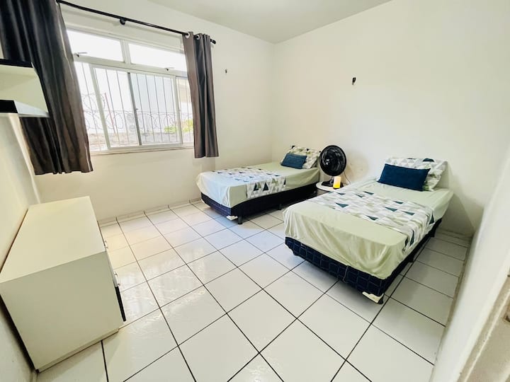 SLAAPKAMER 03 - Twee tweepersoonsbedden met ventilator.