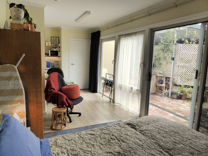 Retreat Near The Centre Of Berri. - Berri