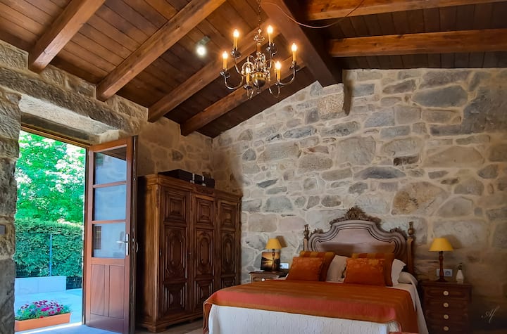 SUITE INDEPENDIENTE EN CASA ANEXA CON BAÑO COMPLETO Y CON POSIBILIDAD DE CAMA SUPLETORIA (BAJO PETICIÓN)