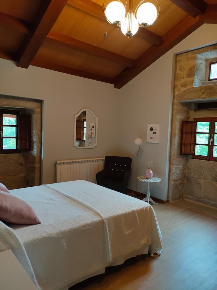 GRAN HABITACIÓN CON CAMA DE MATRIMONIO CON TECHOS ALTOS DE MADERA Y BAÑO EN SUITE