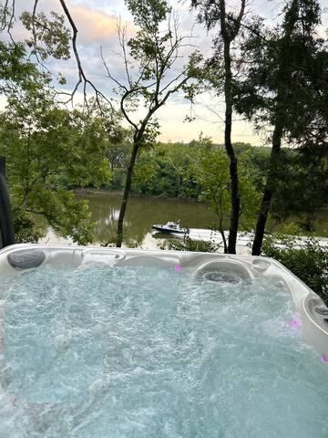River view, HOT TUB, Fire Pit, Pet F, 10m music Ct gallery image 4