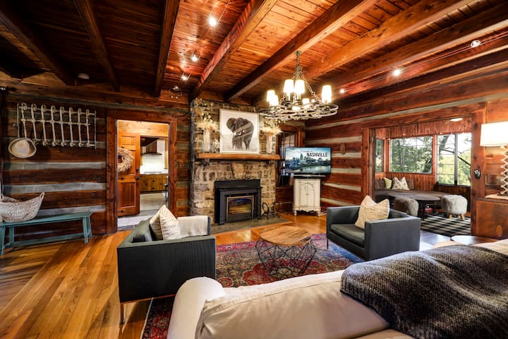Secluded Riverside Cabin.
Pet Friendly .Hot Tub! - Nashville, TN