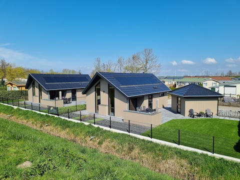 Successful Airbnb property: Chalet on the Eastern Scheldt with Sauna and Air conditioning in Sint Annaland
