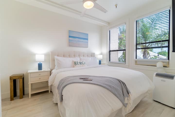 Ერთი საძინებლის კუნძულის ხედი კონდომინიუმზე, 380 კვადრატული ფუტი, ტახტი, HD ტელევიზორი, საწოლი King Bed, ცალკე აბაზანა აბაზანითა და საშხაპით