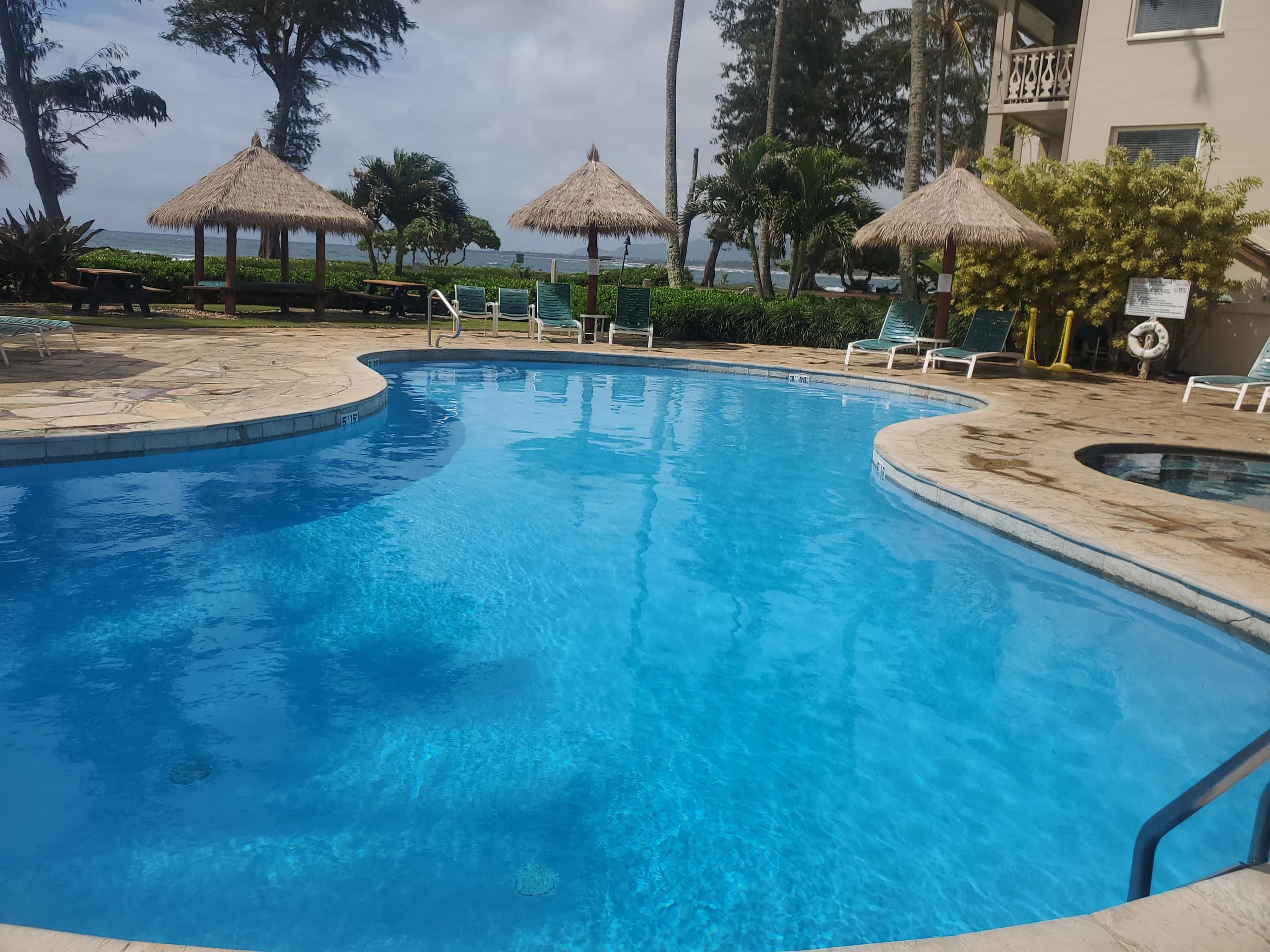 Blue Ocean Breeze Studio 1-min to beach, pool, AC - Photo 14