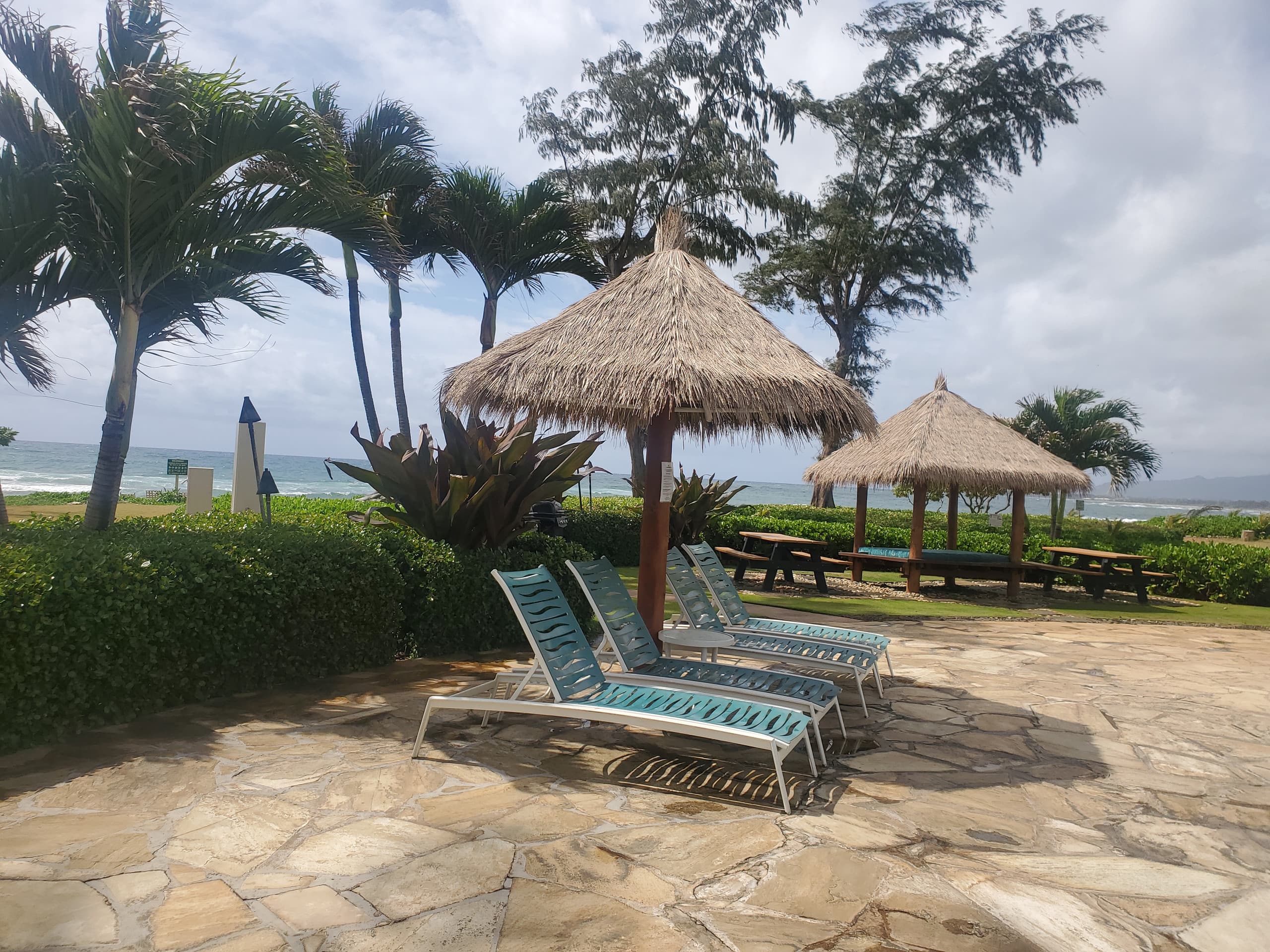 Blue Ocean Breeze Studio 1-min to beach, pool, AC - Photo 23
