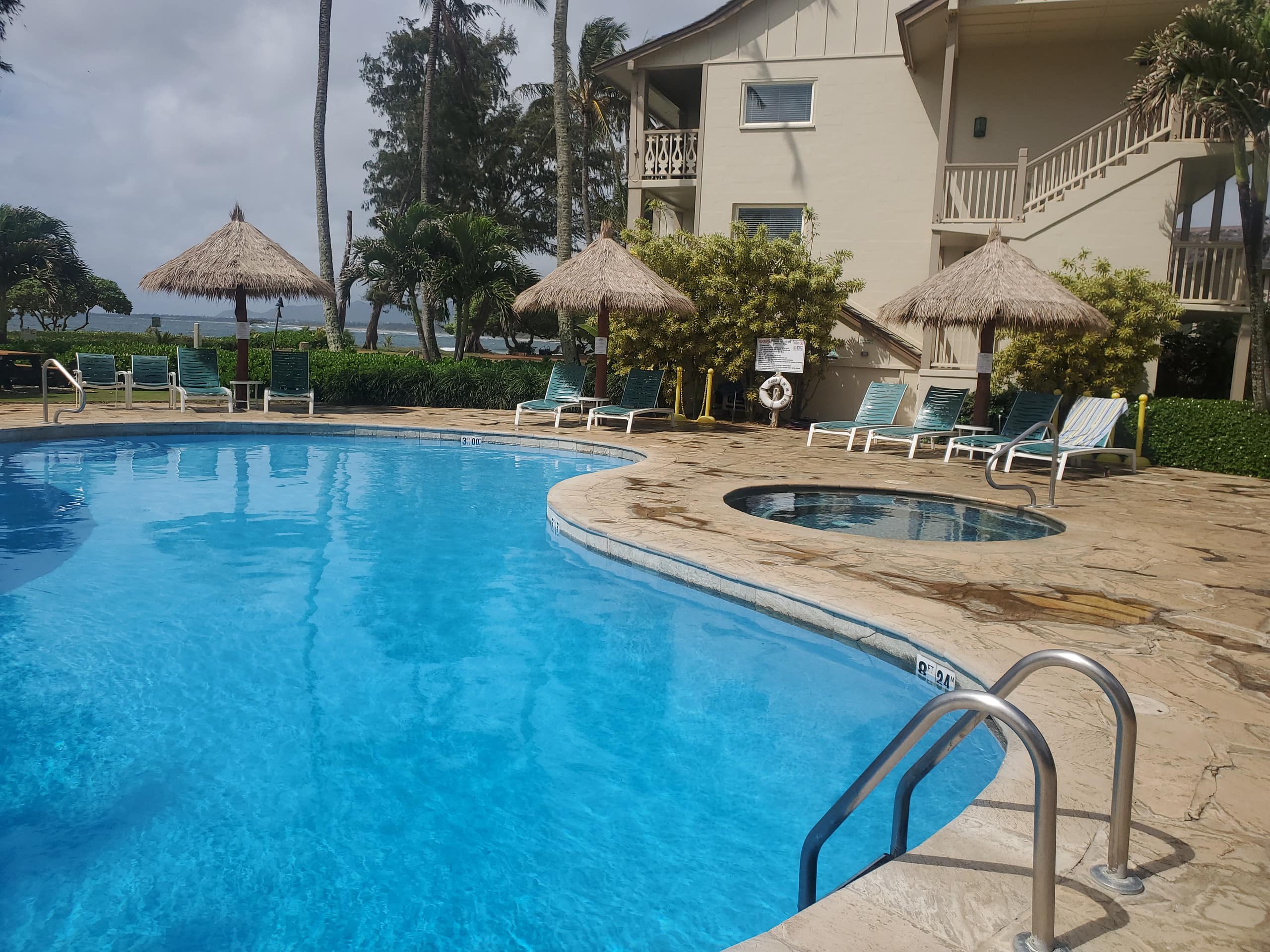Blue Ocean Breeze Studio 1-min to beach, pool, AC - Photo 15