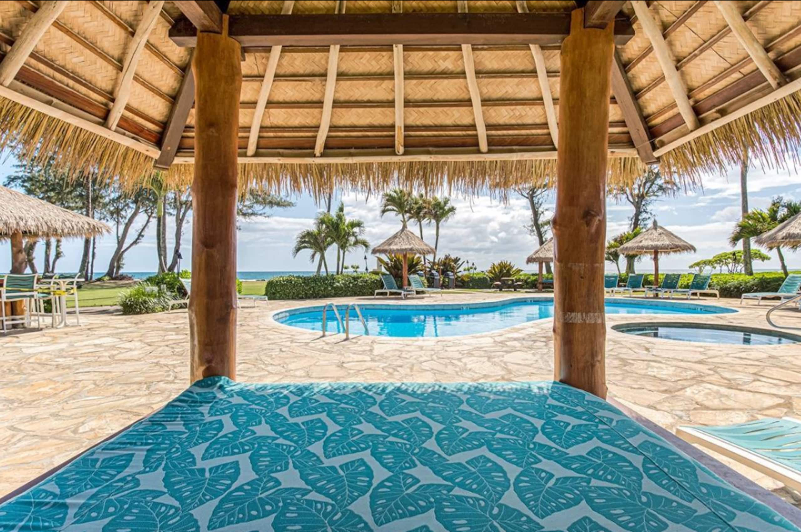 Blue Ocean Breeze Studio 1-min to beach, pool, AC - Photo 22