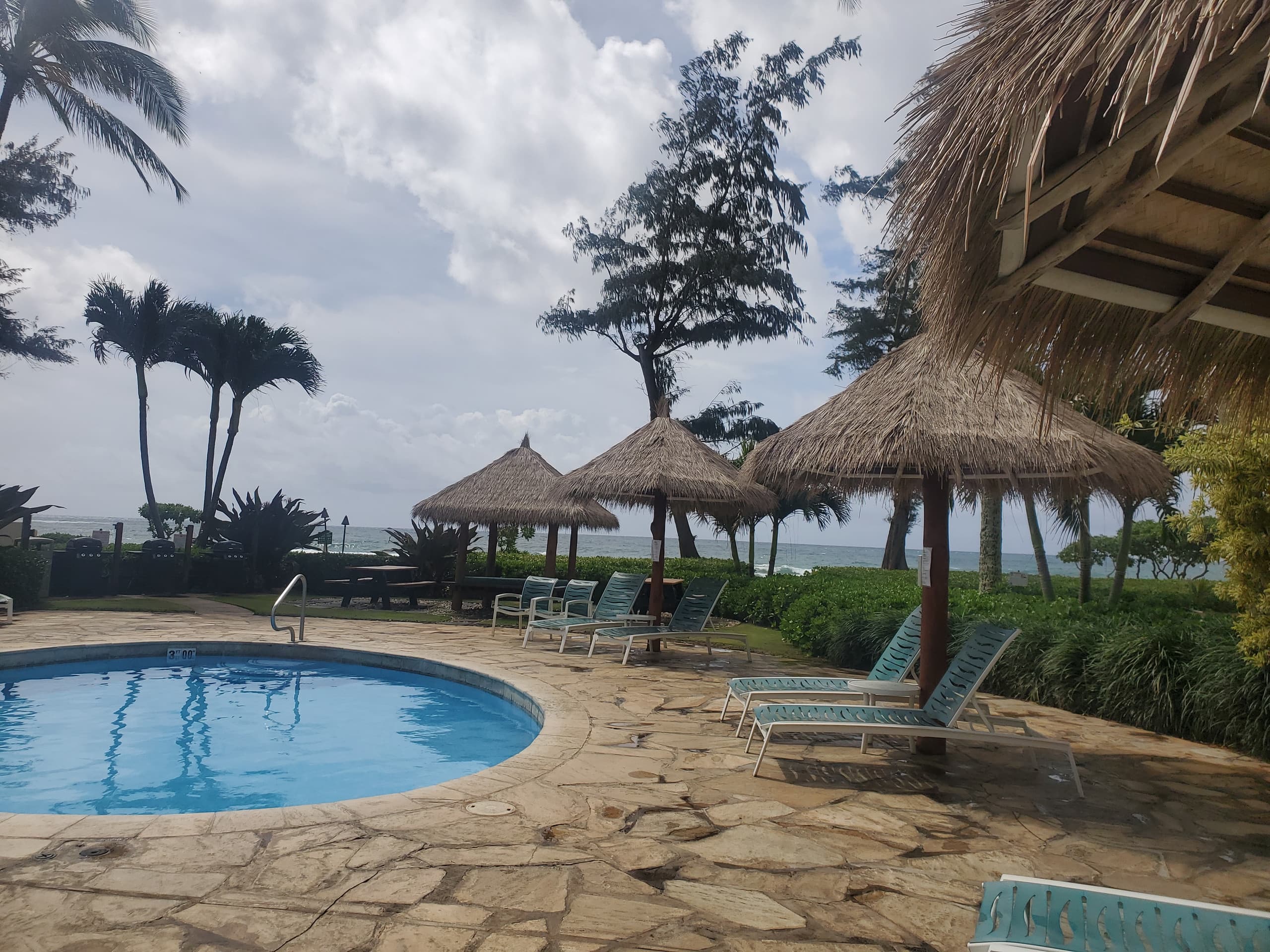 Blue Ocean Breeze Studio 1-min to beach, pool, AC - Photo 17