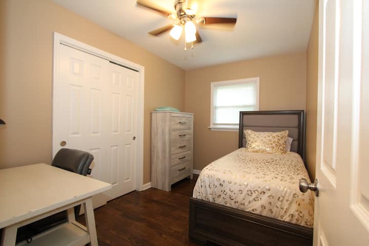 เตียงทวินไซส์และโต๊ะทำงาน