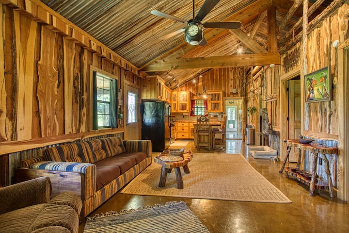 חדר משפחה מרווח ומטבח — מושלם למפגשים ולחיבורים.