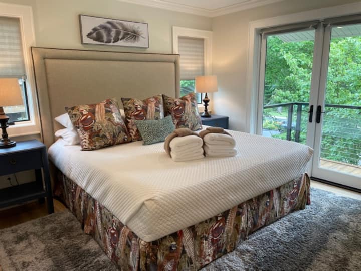 Spavaća soba s bračnim krevetom (to je Tempur-pedic!)