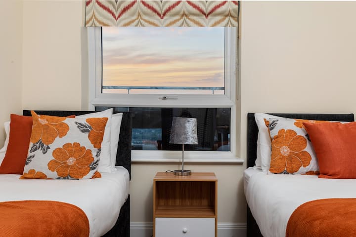 Výhľady prakticky z každej izby v apartmáne!
Bellaire Stays
E: chantelle@bellairestays.co.uk
D: +44 (0) 1233427815