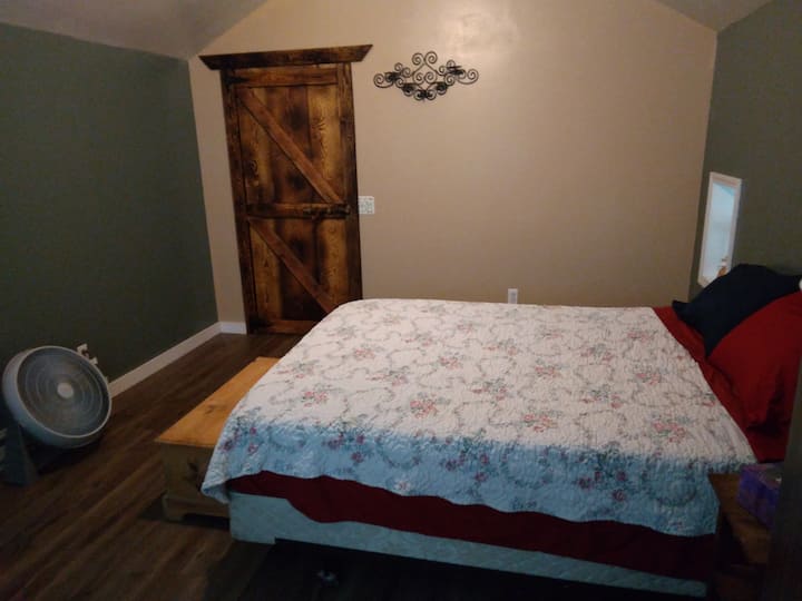 Hlavná spálňa 14X16 manželská posteľ  Veľká šatníková skriňa s dvoma uzamykateľnými plochami. Mnohí naši hostia radi spia v tejto izbe s otvoreným oknom. Môžete počuť potok bežať za naším pozemkom.