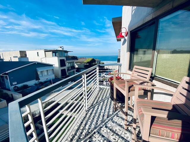 Rare 100 Block Manhattan Beach Walk-Street Home gallery image 4