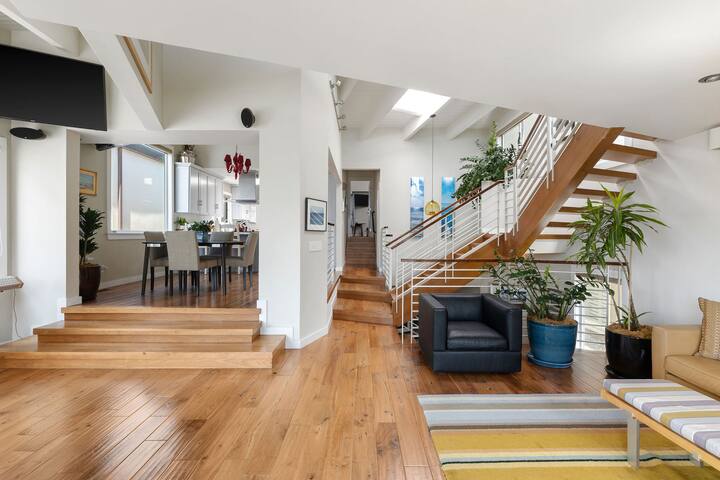 Rare 100 Block Manhattan Beach Walk-Street Home gallery image 2