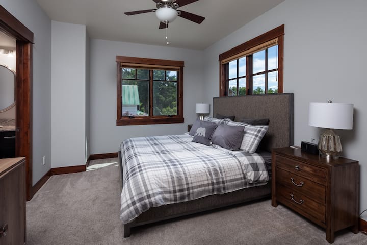 חדר שינה מרווח עם חדר ארונות.